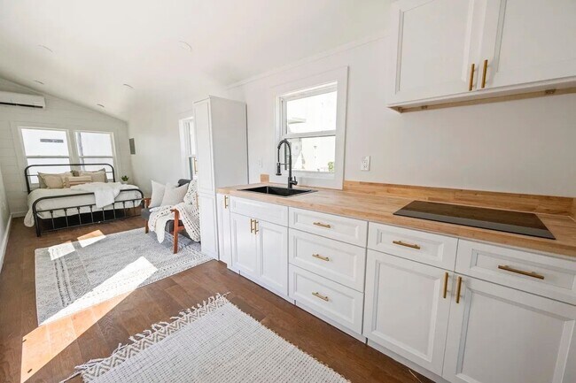 Building Photo - 2015 Union School Rd SW