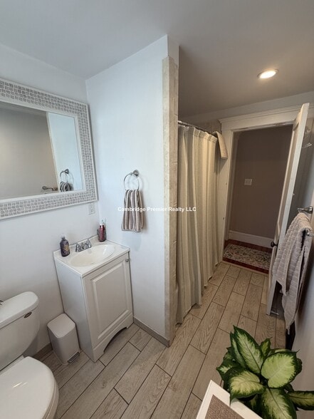 Building Photo - 538 Main St