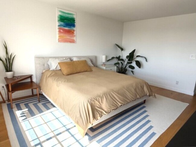 Building Photo - Multi-Level 2 bed plus bonus room townhome in South Redondo Beach – Available for 6–12 Months