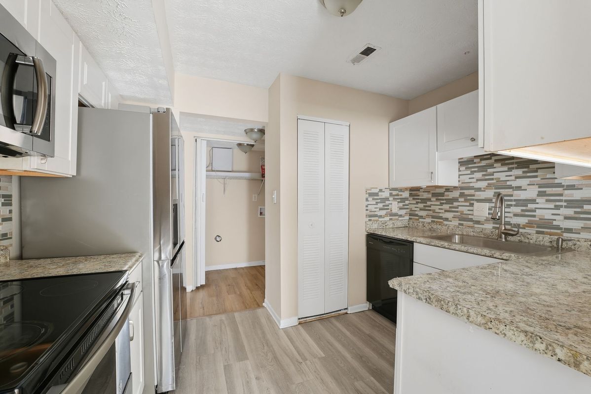 Building Photo - 293 Country Club Dr