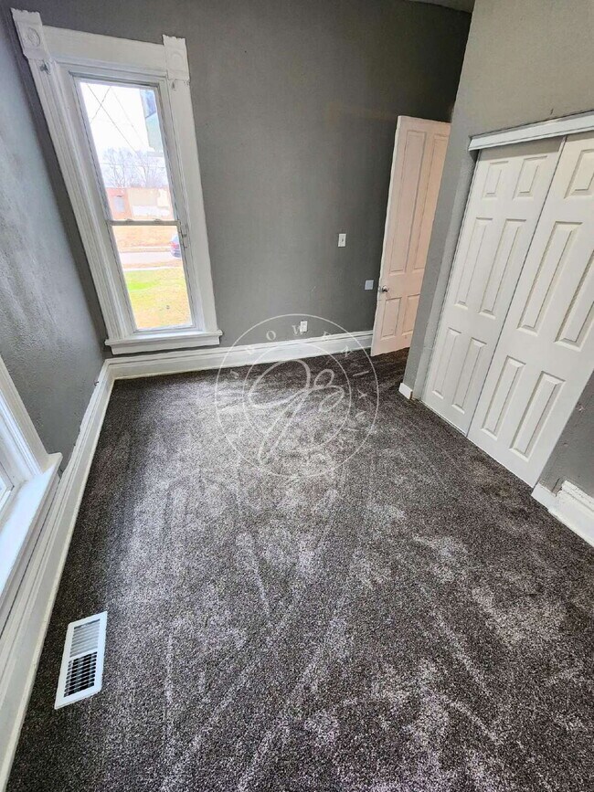 Building Photo - 2 bed upper unit! Private Entrances! Fully updated!