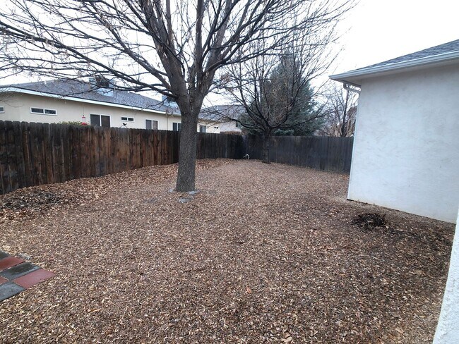Building Photo - North Grand Junction: 2 bed 2 bath 2 car g...