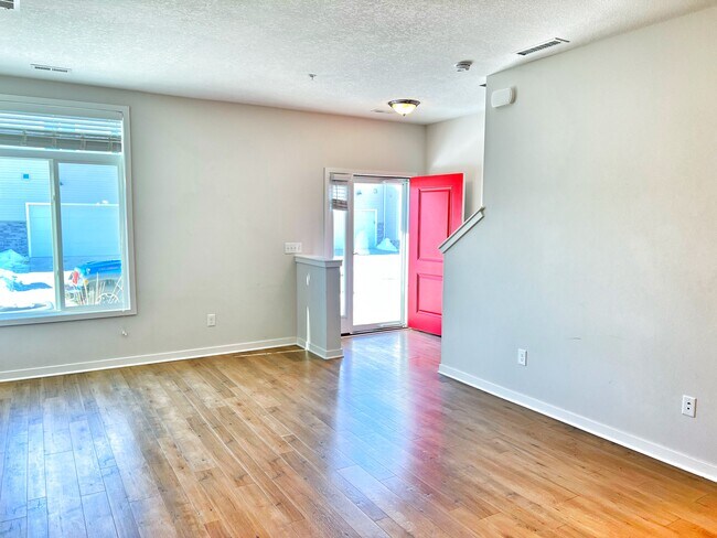 Building Photo - 327 NE Otter Dr