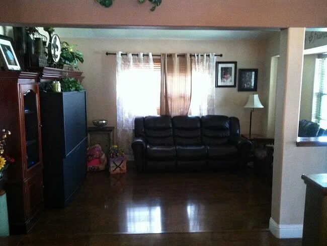 Building Photo - Beautiful home in Southwest Bakersfield- Near Stockdale High school ,Warren Jr High and Old river...
