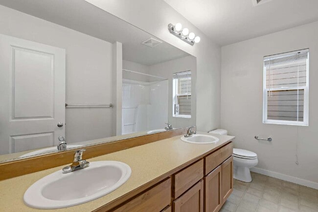 Building Photo - Enjoy this immaculate home in a park-like setting showcasing the beauty of the Issaquah Highland ...