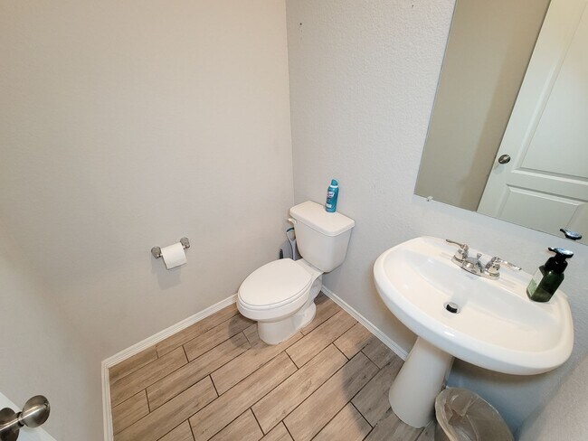 Building Photo - Beautifully updated 5-bedroom, 3.5-bath home located on a quiet cul-de-sac in a desirable Houston...
