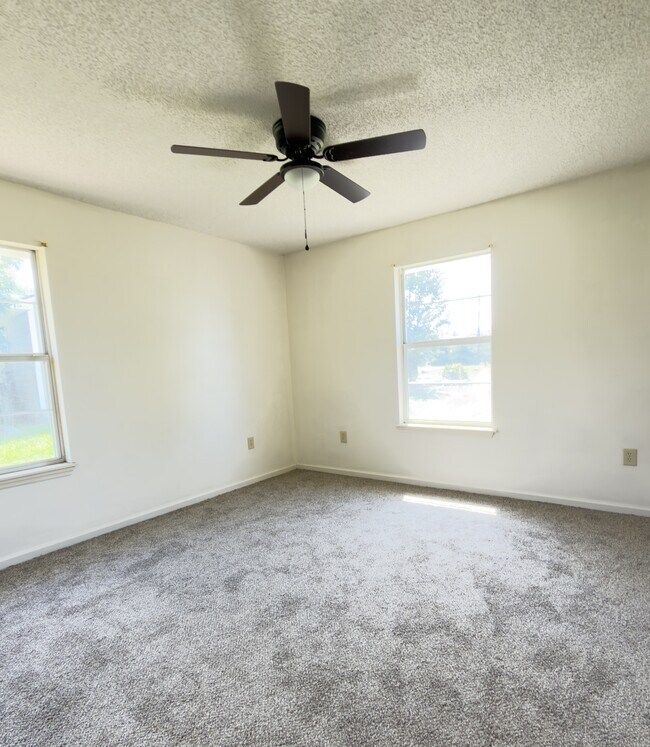 Building Photo - 4060 Northlake Dr