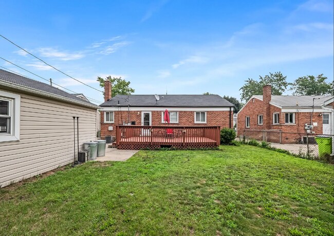 Building Photo - Updated Ranch with Bonus Space & Prime Loc...