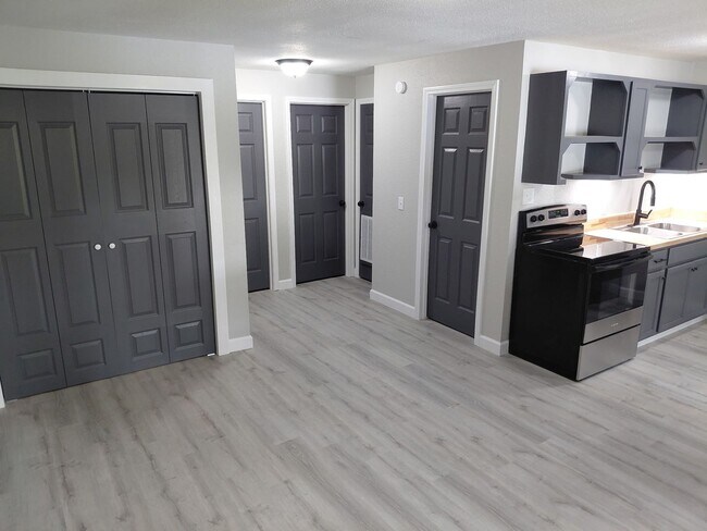 Building Photo - FULLY REMODELED 2 Bedroom Apartment with l...