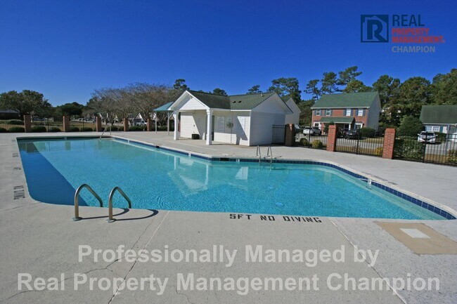 Building Photo - End Unit Condo with Open Floorplan and Spl...