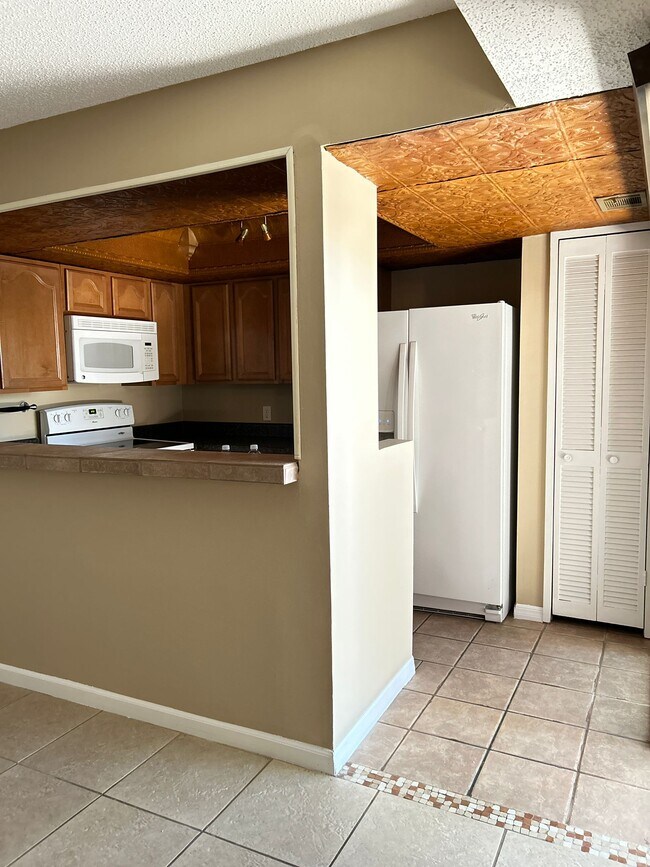Building Photo - 609 Olympic Dr