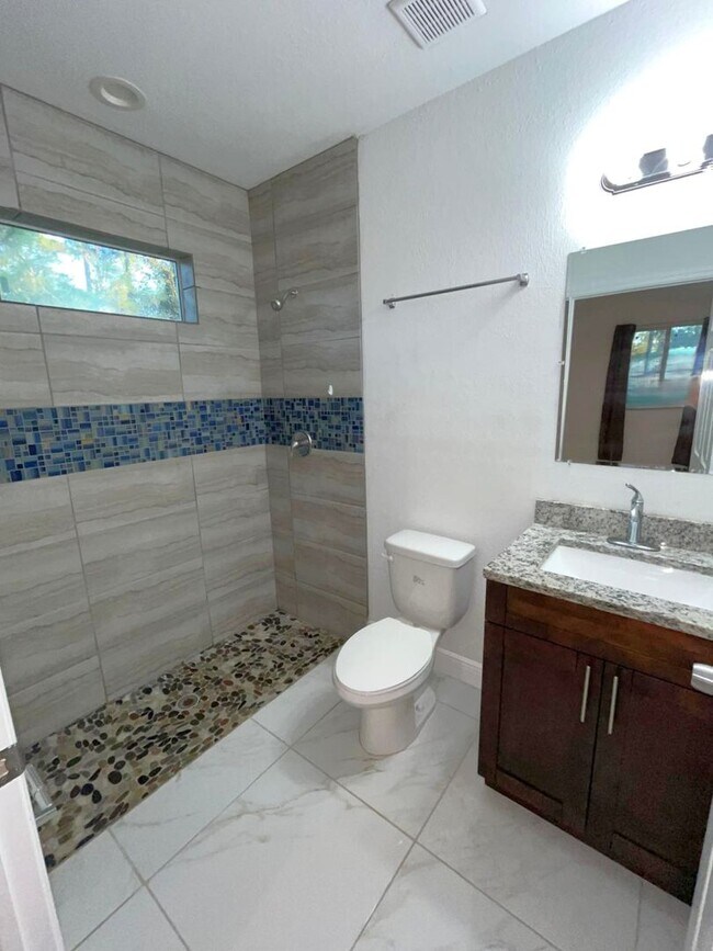 Building Photo - Great Location-Large 2/2/1 + DEN Duplex