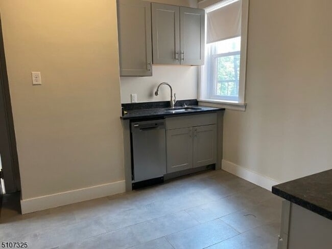 Building Photo - 11 Seymour St