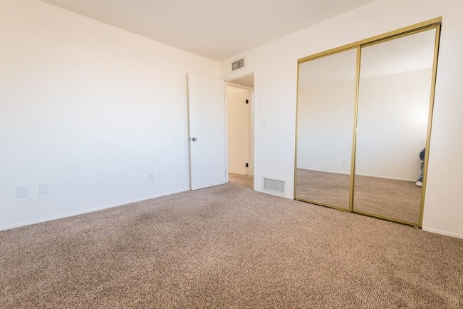 Building Photo - Cozy Condo! 2 Bedroom, 1 Bath, Washer & Dryer and Jacuzzi included!
