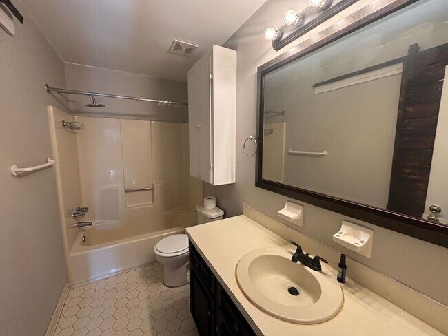 Building Photo - 2404 Quail Hollow Ct