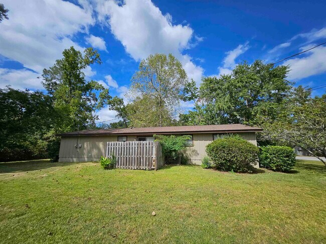 Building Photo - 3235 Springdale Dr