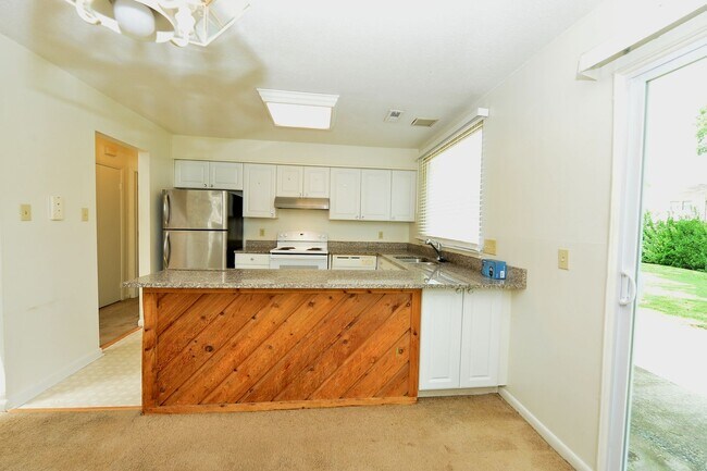 Building Photo - Community Lake-Dock and Private Beach