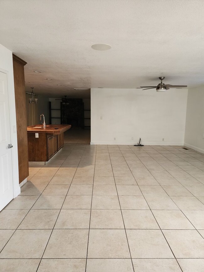 Building Photo - 3 Bedroom 2 bath with 2 car garage off of ...