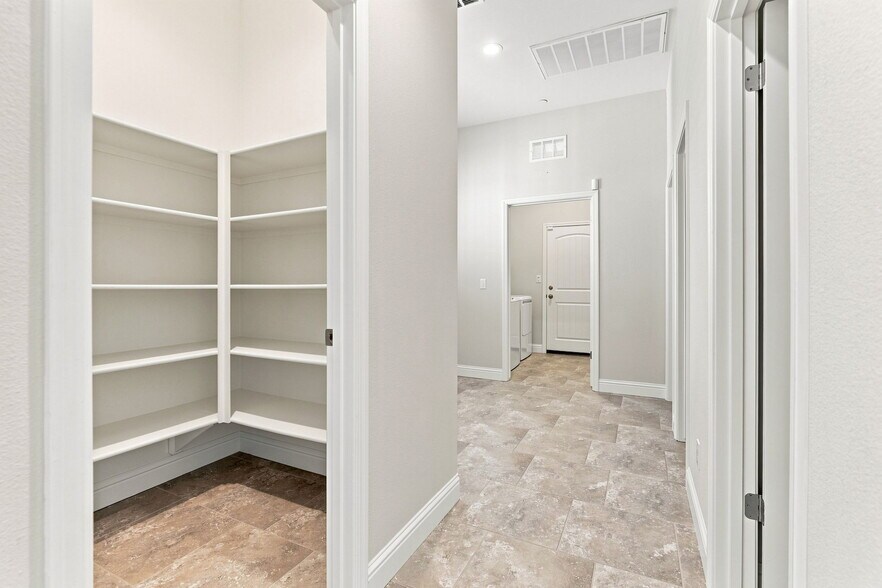 Building Photo - 2964 Bluffs Dr