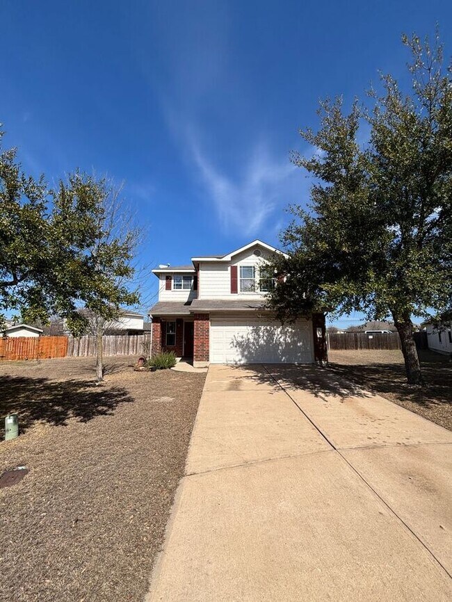 Primary Photo - Spacious & Bright 4-Bedroom Home with Mode...