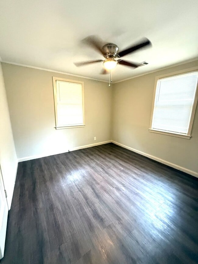 Building Photo - ** 3 Bed 2 Bath located off Narrow Lane rd...