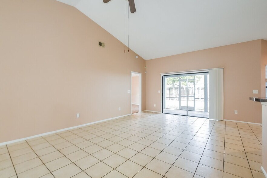 Building Photo - 1501 Woodfield Oaks Dr