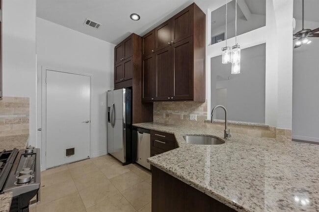 Building Photo - 9312 Roxanna Dr