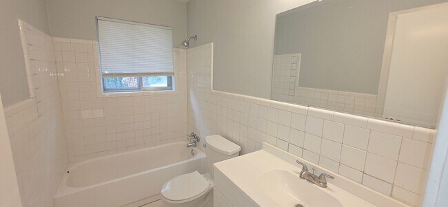 Building Photo - Large Family Home - Move In Ready!