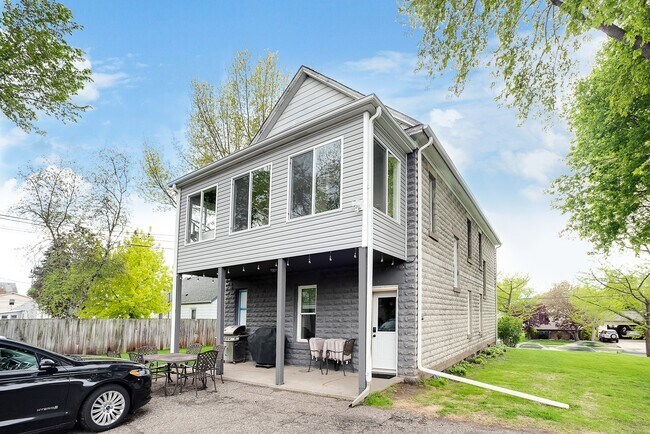 Building Photo - 1360 Dale St N