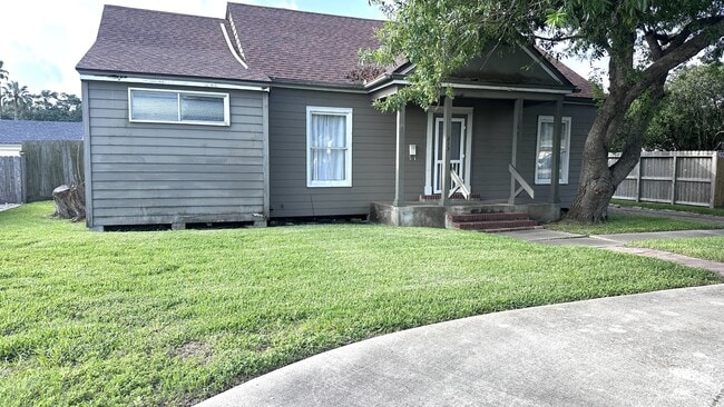 Building Photo - 213 Doddridge St