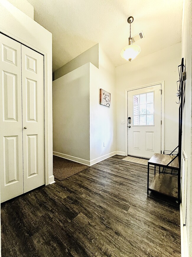 Building Photo - 11 Brindlewood Dr