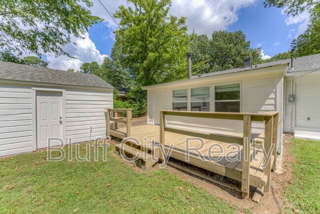 Building Photo - 1409 Dearing Rd