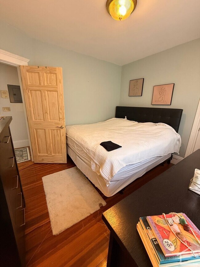 Building Photo - Beautiful Brighton townhouse with in unit laundry and included parking available 9/1/26