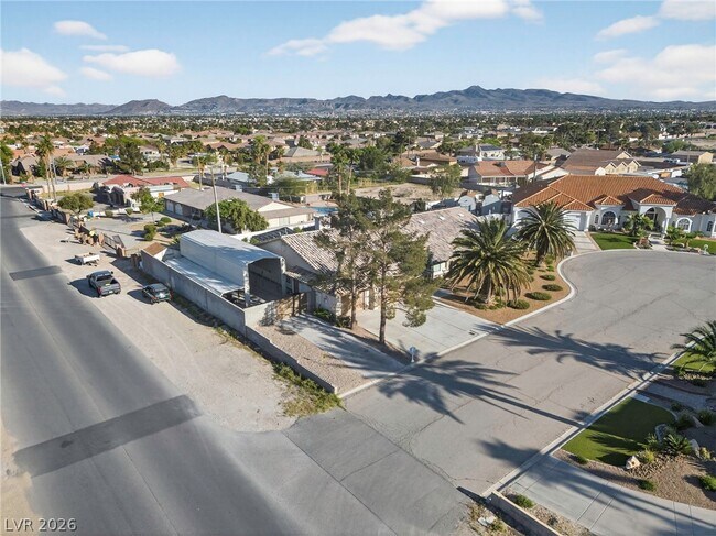 Building Photo - 363 E Robindale Rd