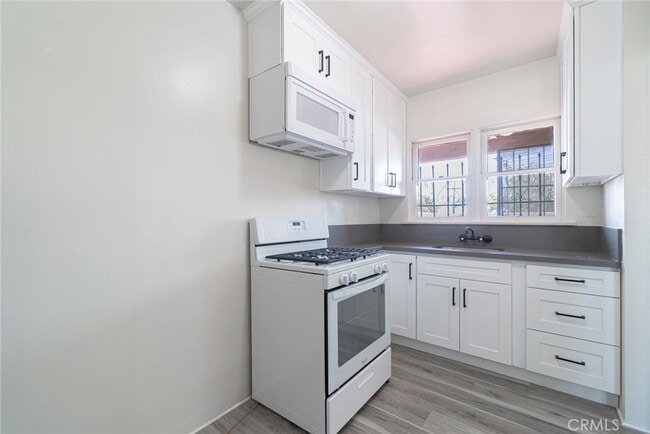 Building Photo - 713 W 14th St