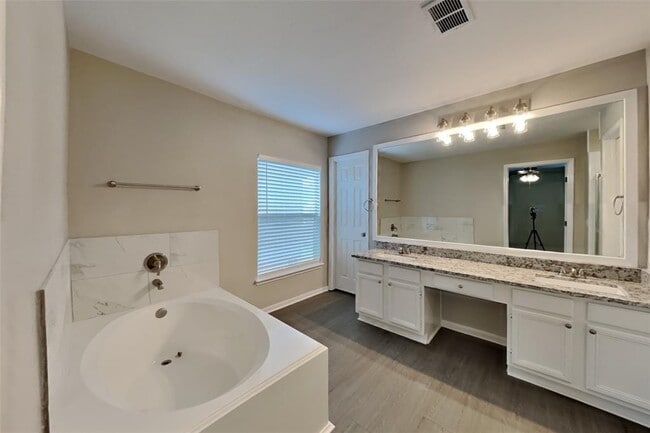 Building Photo - 9806 Arrowgrass Dr