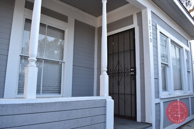 Building Photo - Charming 2-Bedroom Downtown Unit – Availab...