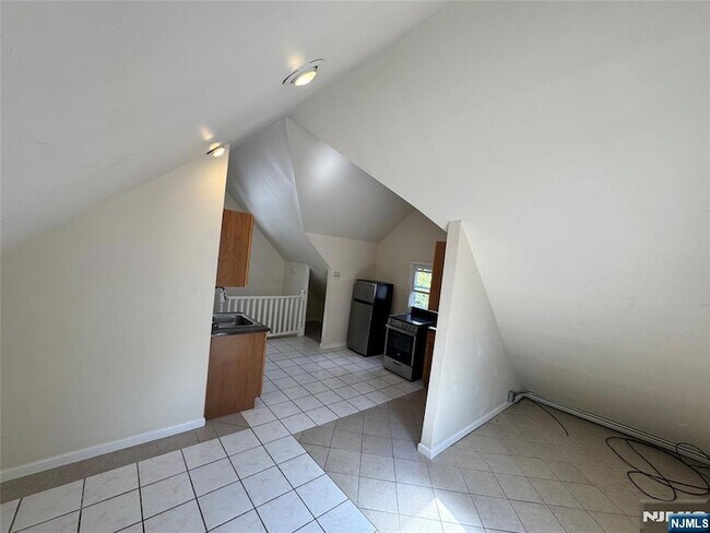 Building Photo - 163 Linden Ave
