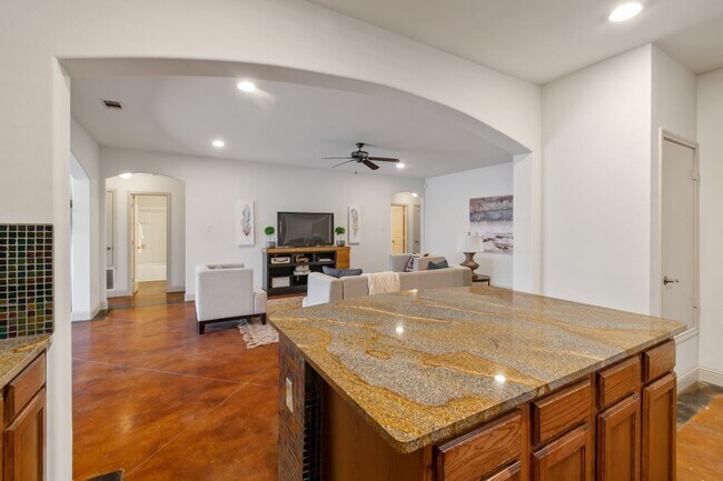 Building Photo - * MOVE IN SUMMER 7/25/2027 * 5 Bed 3 Bath Very Short Walk to TUC Campus