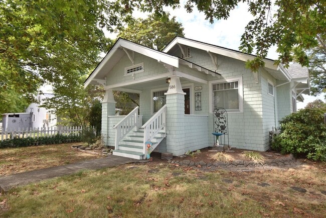 Building Photo - Beautiful Unique Home in Downtown Lebanon!
