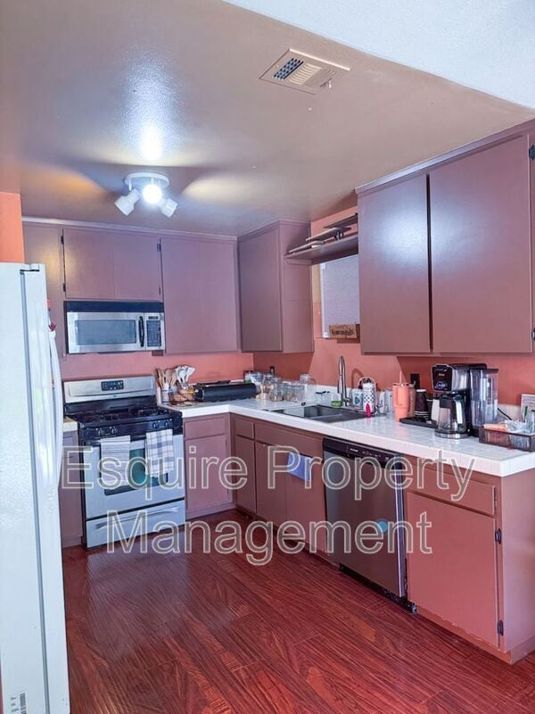 Building Photo - 646 Orwell Ln