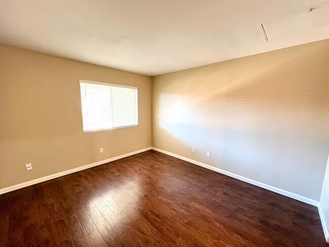 Building Photo - Desirable Mission Plaza Updated 1 Bedroom ...