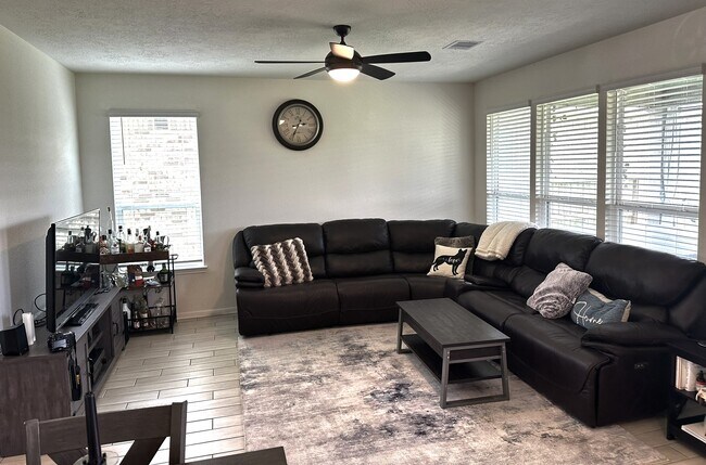 Building Photo - 5027 Hickory Deer Ln