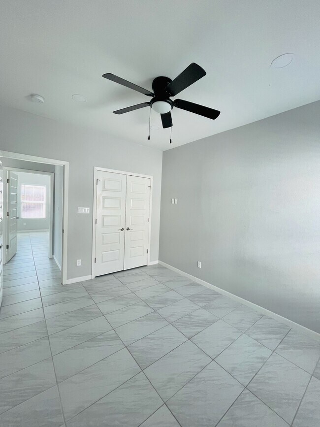 Building Photo - 3913 Bella Costa Dr