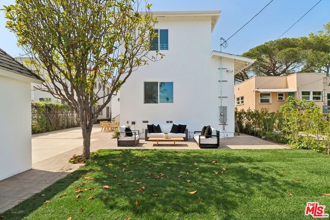 Building Photo - 916 S Rimpau Blvd