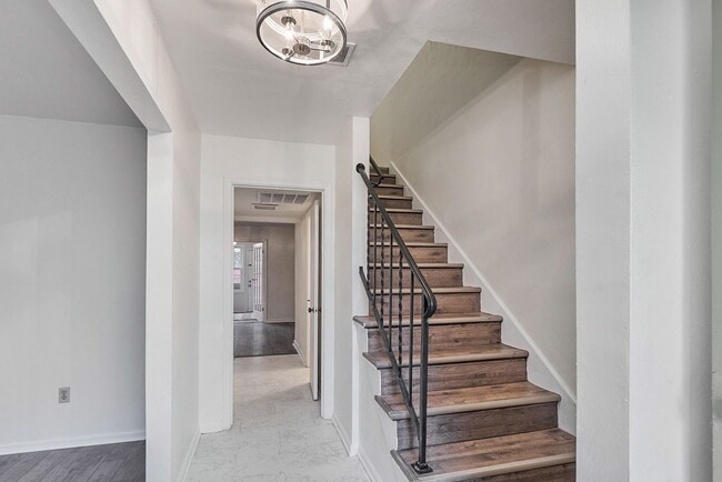 Building Photo - 5213 Clover Hill Dr