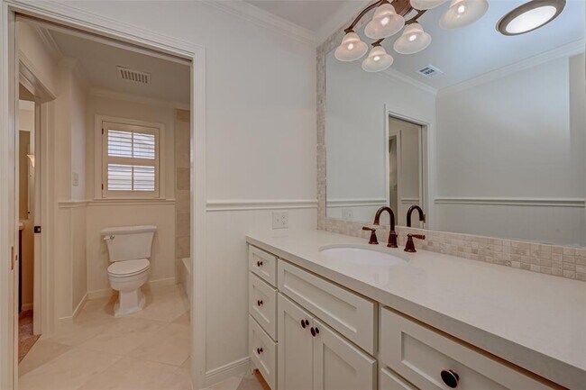 Building Photo - 12419 Huntingwick Dr