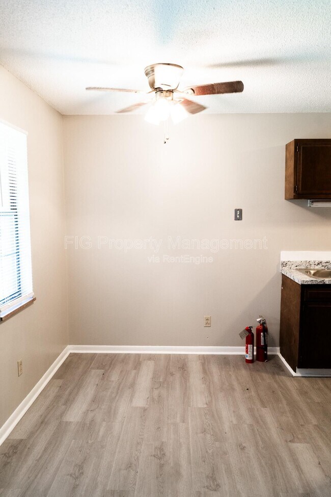 Building Photo - 129 Hillcrest Dr