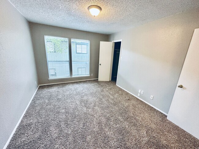 Building Photo - 1318 Southport Dr