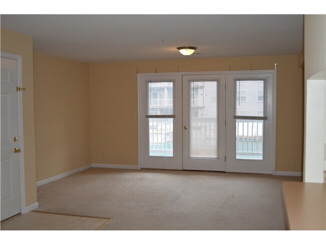 Building Photo - 703 Waters Edge Dr